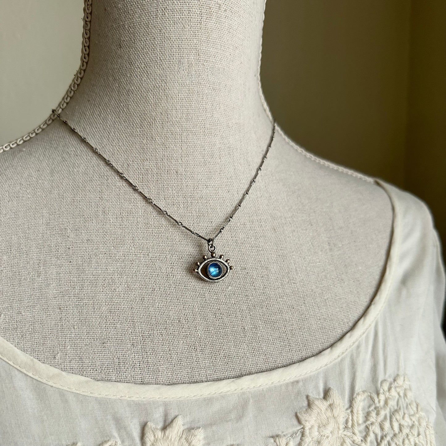 MOOD STONE Eye Necklace - Color-Changing GEMSTONE Mood Jewelry - Sterling, Moonstone & Labradorite